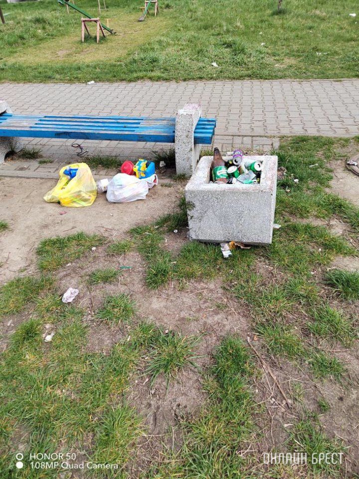 Читатель: Уже несколько дней такая здесь обстановка. Брест, ул. Суворова 90/2