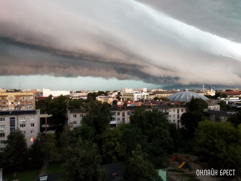 Ещё несколько фото утреннего неба над Брестом, снятые читателями сегодня