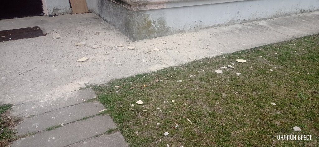 Читатель: В Бресте на улице Дубровская, 5/1, сыпется фасад дома