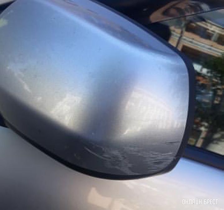 В Бресте на улице Советской было поцарапано и согнуто зеркало