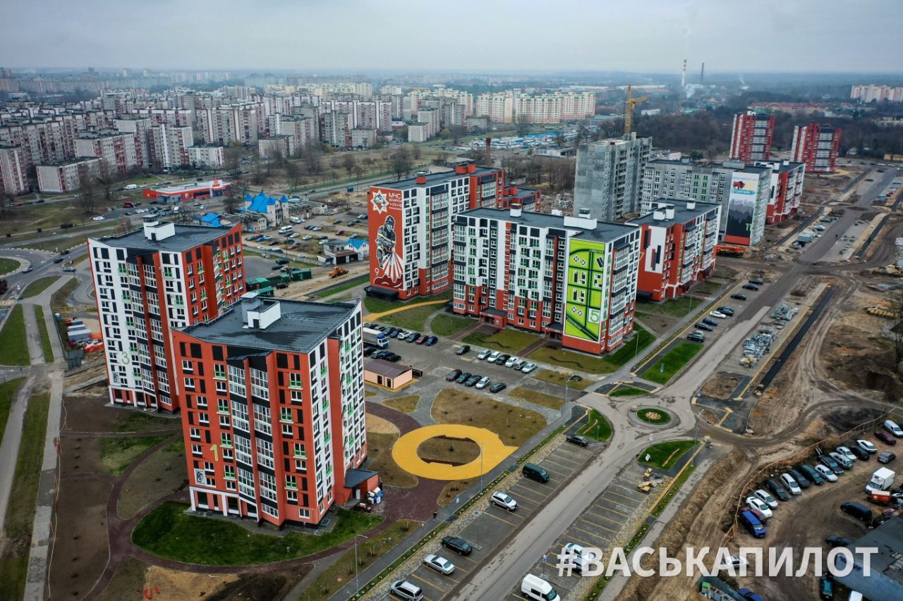 Показывает с высоты строительство большого микрорайона в южной части Бреста