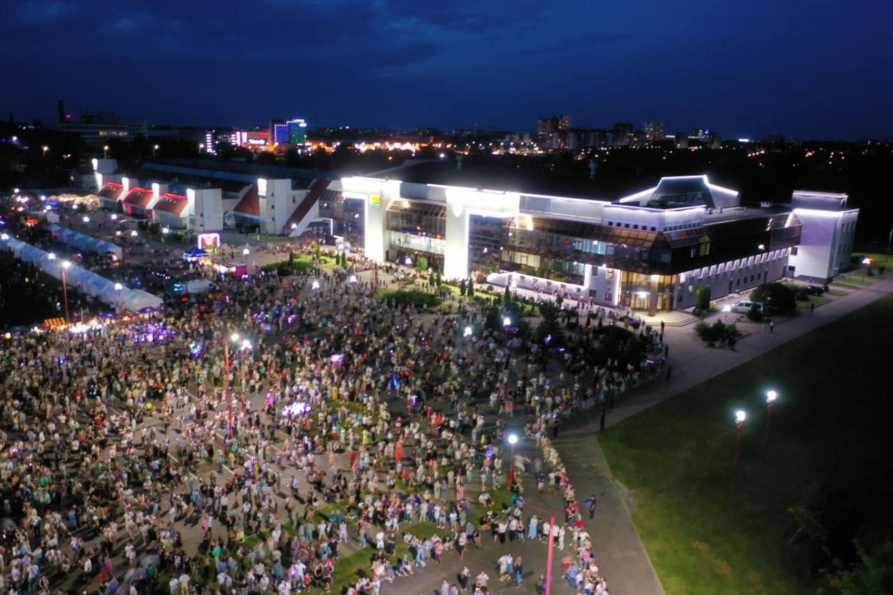 Вечер возле Ледового дворца в Бресте