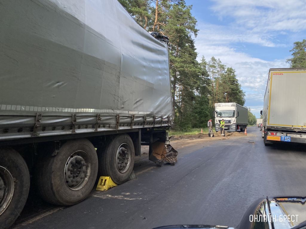 В Брестской области произошло ДТП. Происшествие произошло через пару километров, когда съезжаешь с трассы М1 на Слуцк