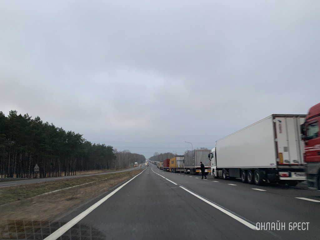 Будьте внимательны! Очередь на Козловичи начинается на мосту перед Косичами! Фото сделаны сегодня