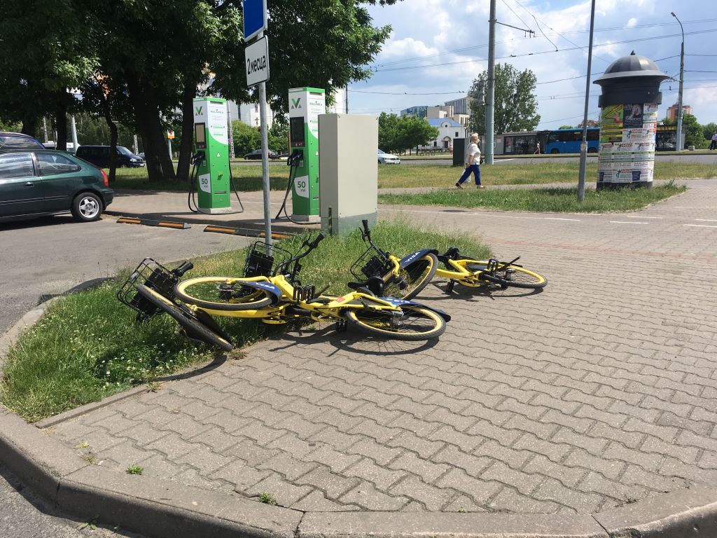 Уважаемые брестчане, кто пользуется велошерингом, почему нельзя аккуратно поставить велосипед