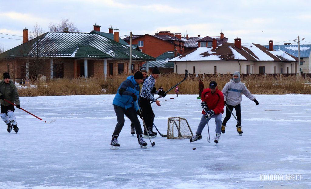Читатель: Хоккей на замёрзшем водоёме в Бресте