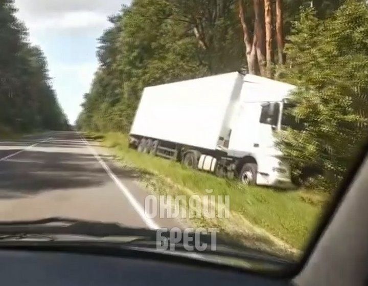 Читатель: Фура съехала в кювет. Слонимская трасса, 125 км