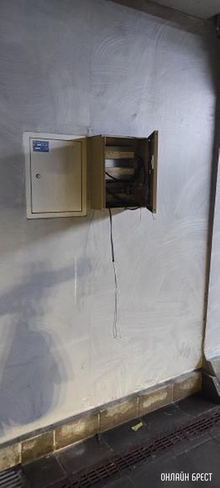 Куда обратиться? В подземном переходе (Кобринский мост) вскрыт щиток. Торчат провода