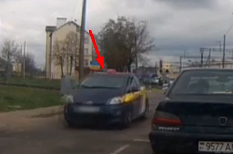 Читатель: Красный на ж/д переезде, но водителя такси это не останавливает. Видео снято в Бресте