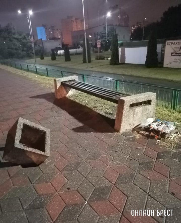 Читатель: Брест, м-н Южный. Вот такое сделали неизвестные. Зачем???