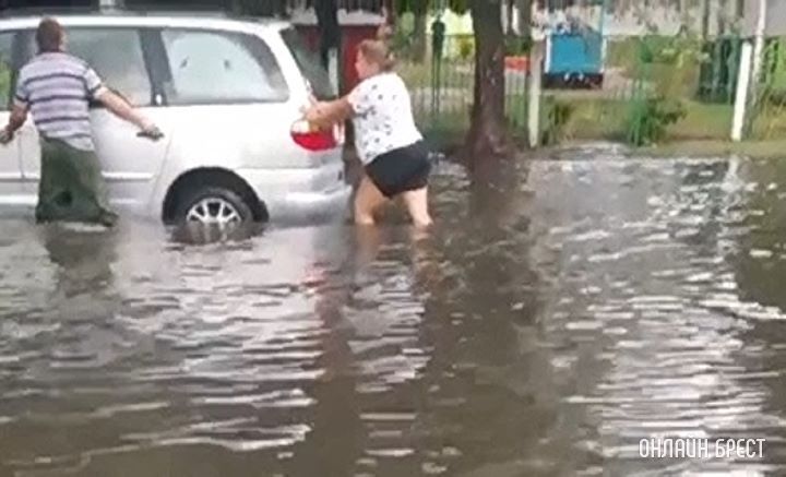 Вот так затопило сегодня улицы Бреста