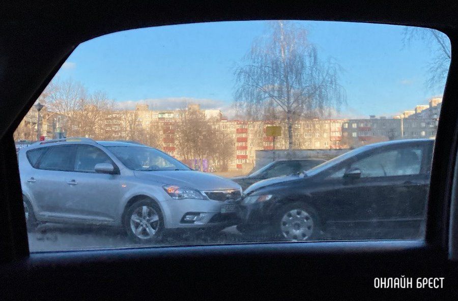 Читатель: Сегодня в Бресте на Партизанском проспекте «поцеловались» автомобили