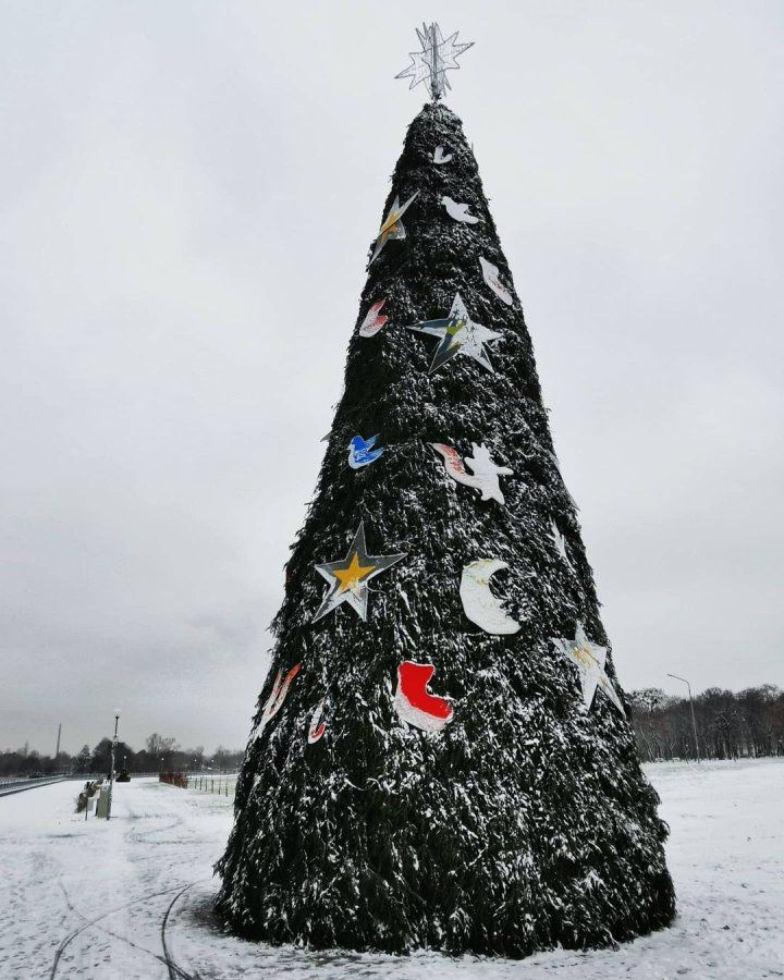 Ёлка на Набережной Бреста