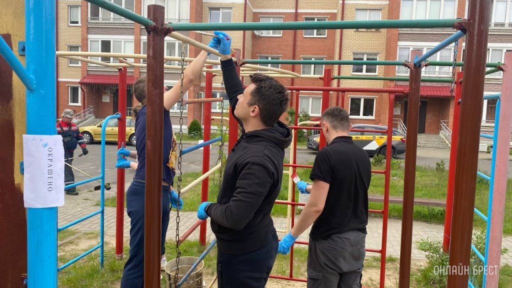 Молодые семьи города Бреста благоустраивали детскую площадку по улице Брестских дивизий