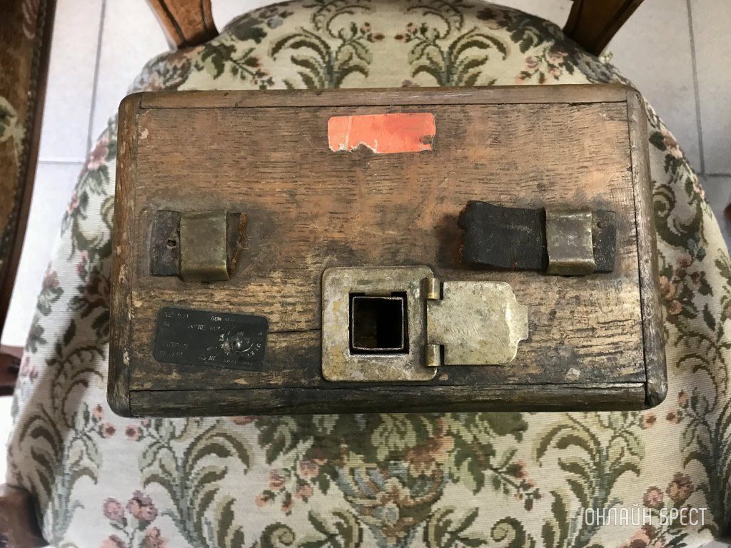 Читатель: Говорят, что это старинные часы для голубей. Для чего их использовали? Знаете?