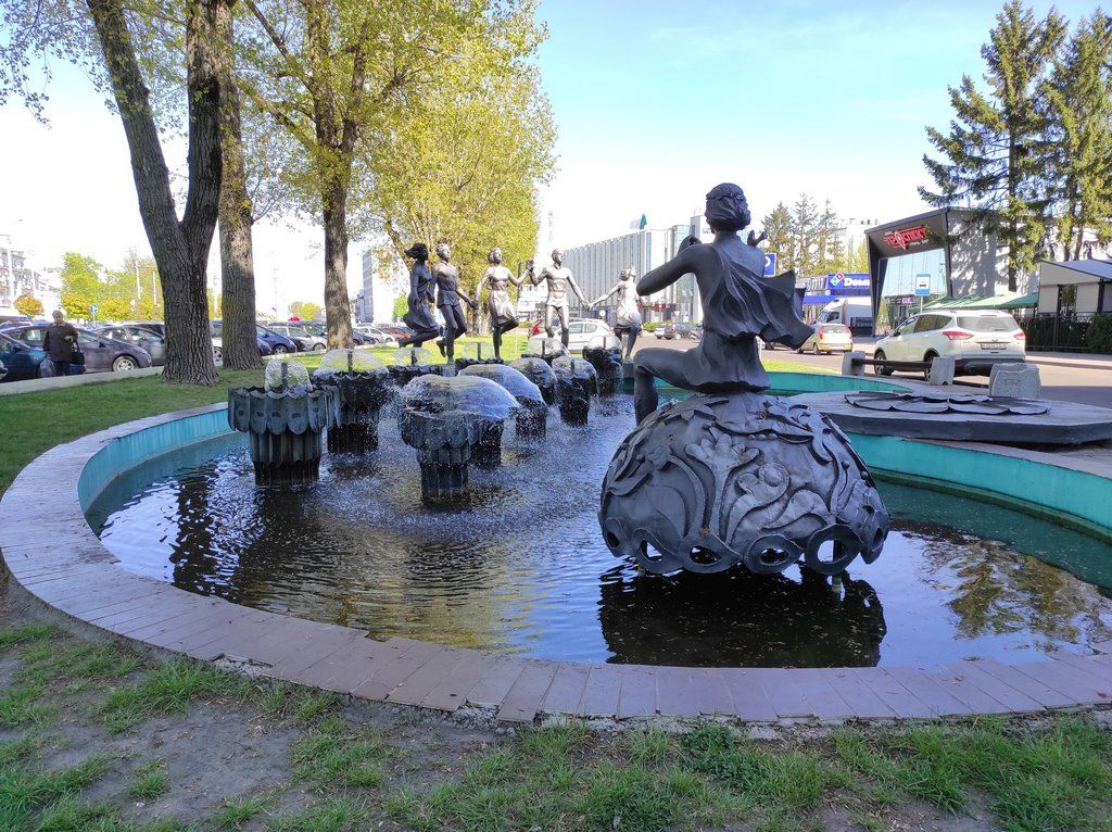 Фонтан в Бресте возле гостиницы «Интурист» - «Танцы белорусские» сегодня и в середине 80-х.