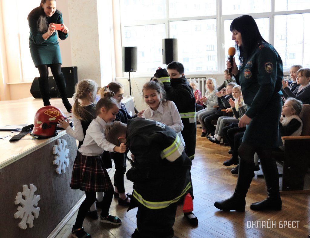 Читатель: Праздник для детей в рамках республиканской акции «Безопасный Новый год» в средней школе № 28 г. Бреста