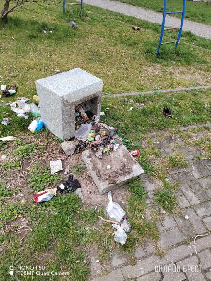 Читатель: Уже несколько дней такая здесь обстановка. Брест, ул. Суворова 90/2