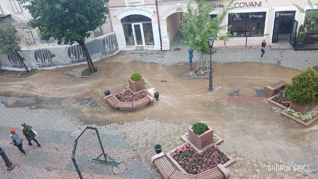 Читатель: Сегодня по Советской в Бресте «бежала» вода