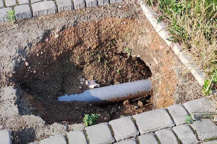 Брест, ул.Краснознаменная, за ост. Колесника. Этой яме уже около месяца. Так можно и ногу сломать ночью