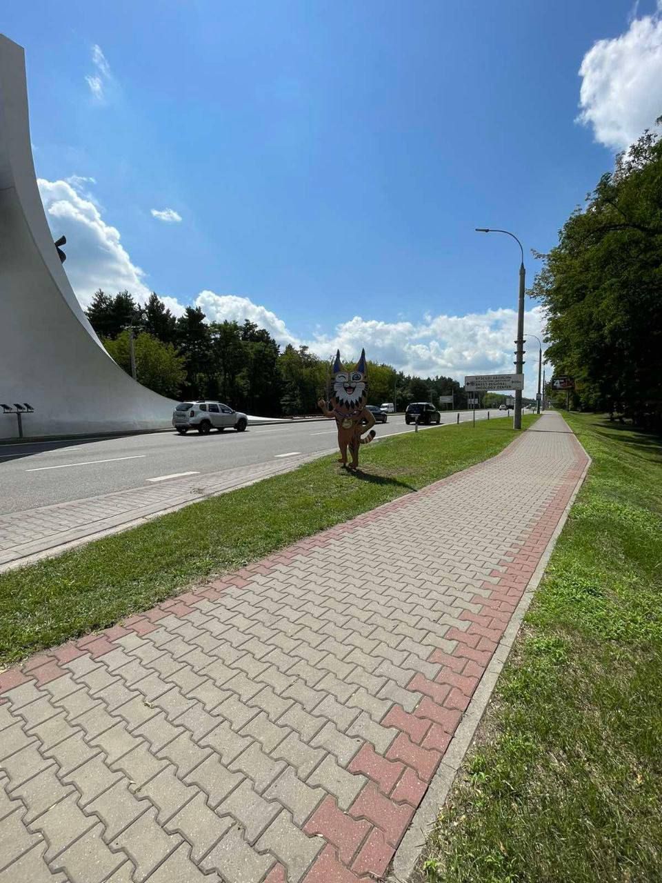 Фотофакт. Талисман II Игр стран СНГ - самобытная белорусская Рысь, приветствует жителей и гостей города у стелы