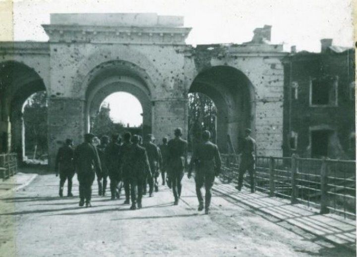 Трехарочные ворота Брестской крепости