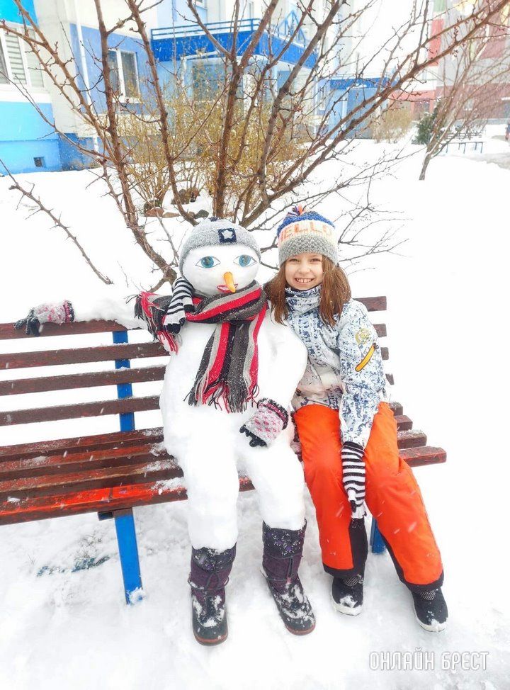 Читательница: Подруга с дочкой слепили снеговика. Он пользовался большим спросом для фотосессии :)