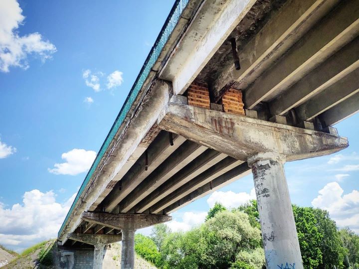 Посмотрите на состояние моста по трассе М1 (возле д. Клейники, если ехать с ПП Козловичи в сторону Каменецкого кольца)