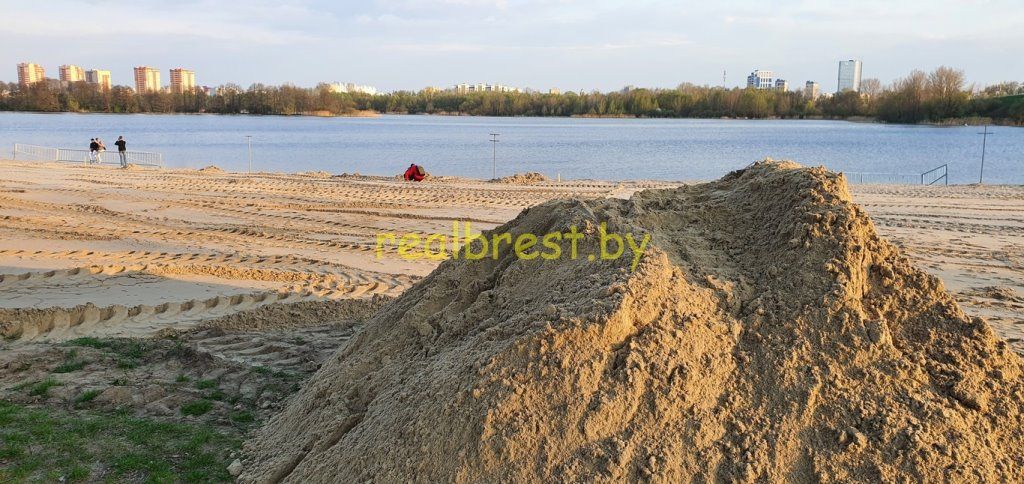 Пляж на Набережной Бреста готовят к сезону