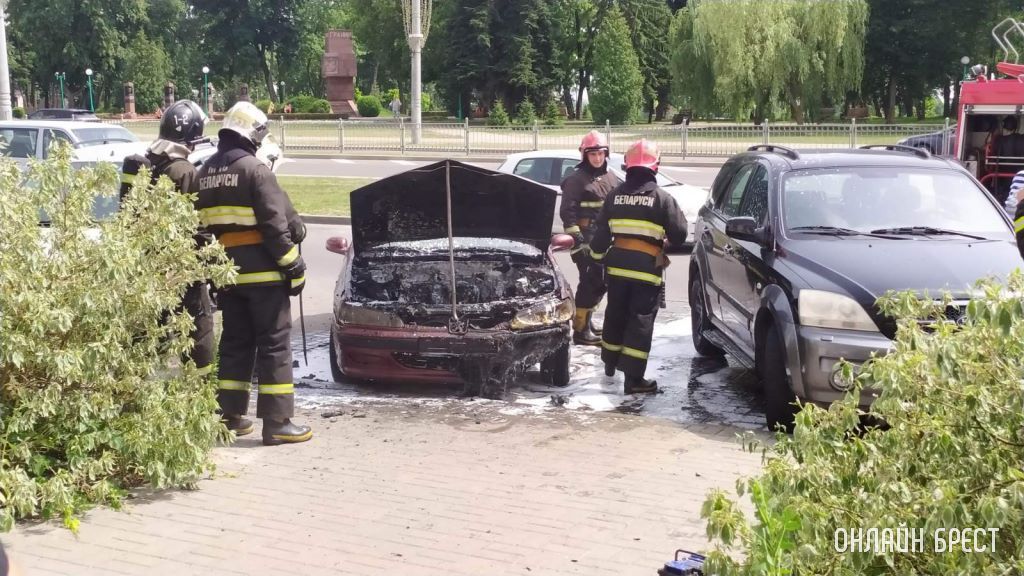 В Бресте возле «Короны» на Машерова горел автомобиль «Пежо»