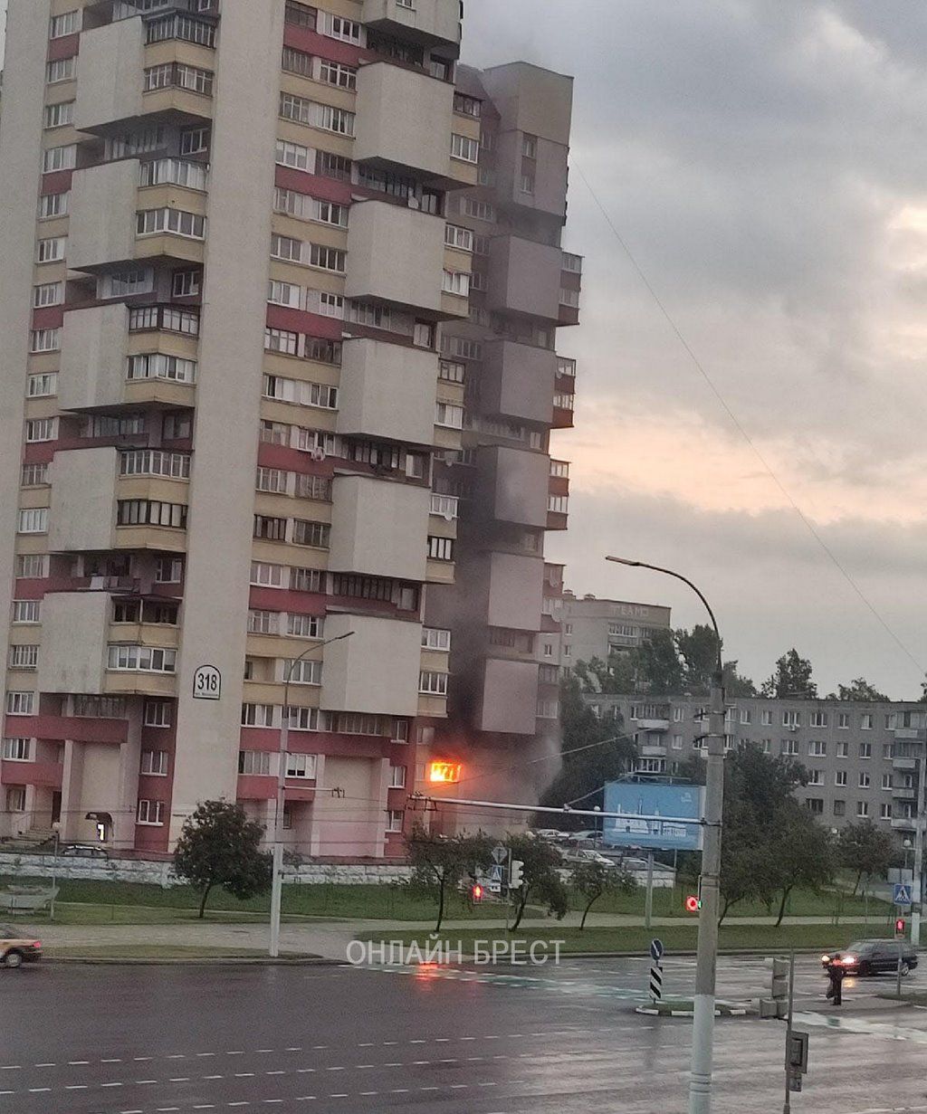 Появилось фото от читателя, как сегодня горела квартира на Московской в Бресте