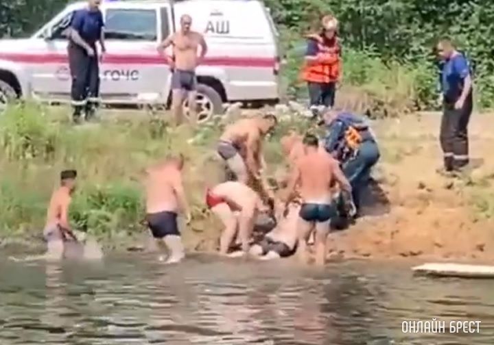 Сегодня в Бресте в районе Плоска-Мощенка достали человека из воды. Появилось видео