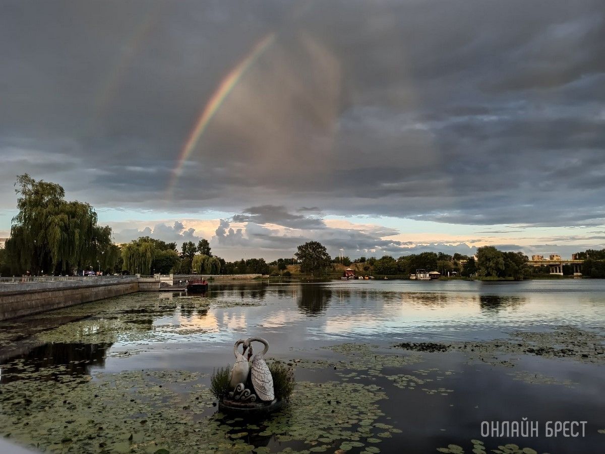 Читатель: Красивая Набережная в Бресте. Фото сделаны вчера вечером