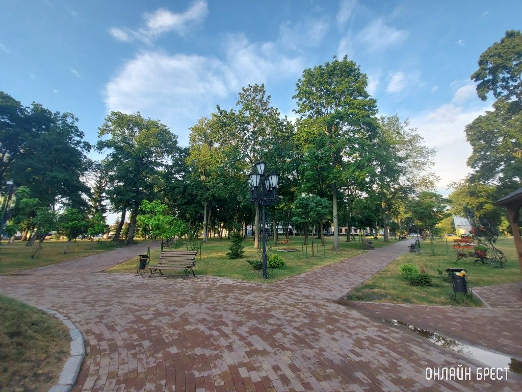 Брест. Летний Городской сад вечером после дождя