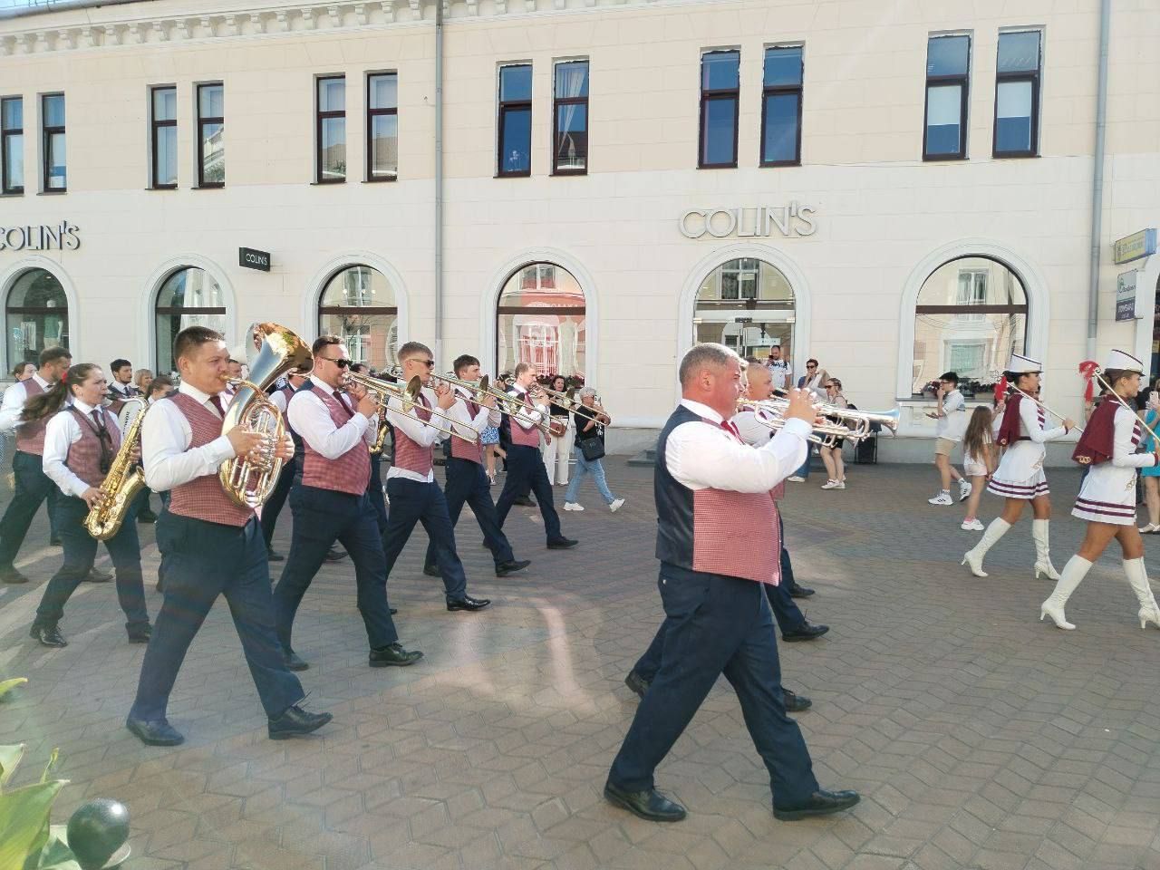 Тем временем на Советской много людей и музыки