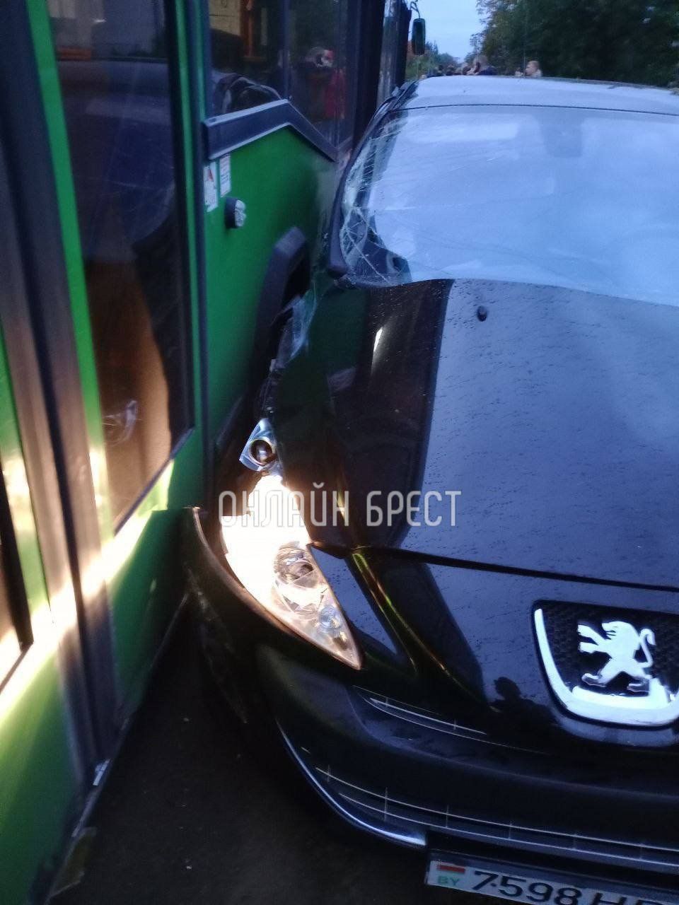 Читатель: Автомобиль и автобус столкнулись в Кобрине