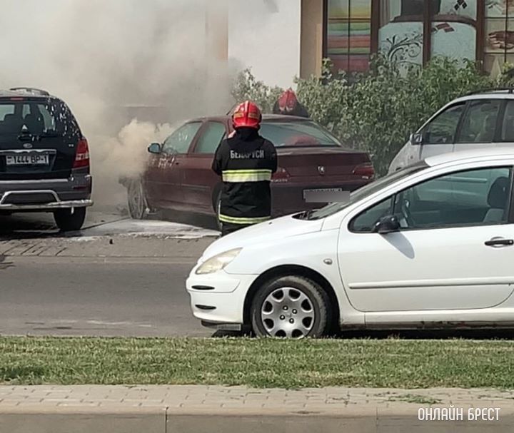 Видео, как в Бресте пару дней назад тушили машину
