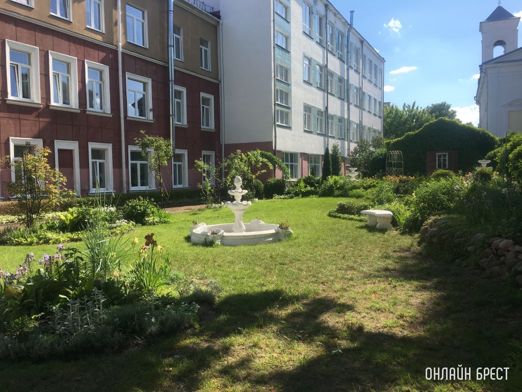 Взгляните, как чудесно на территории гимназии №1 г. Бреста