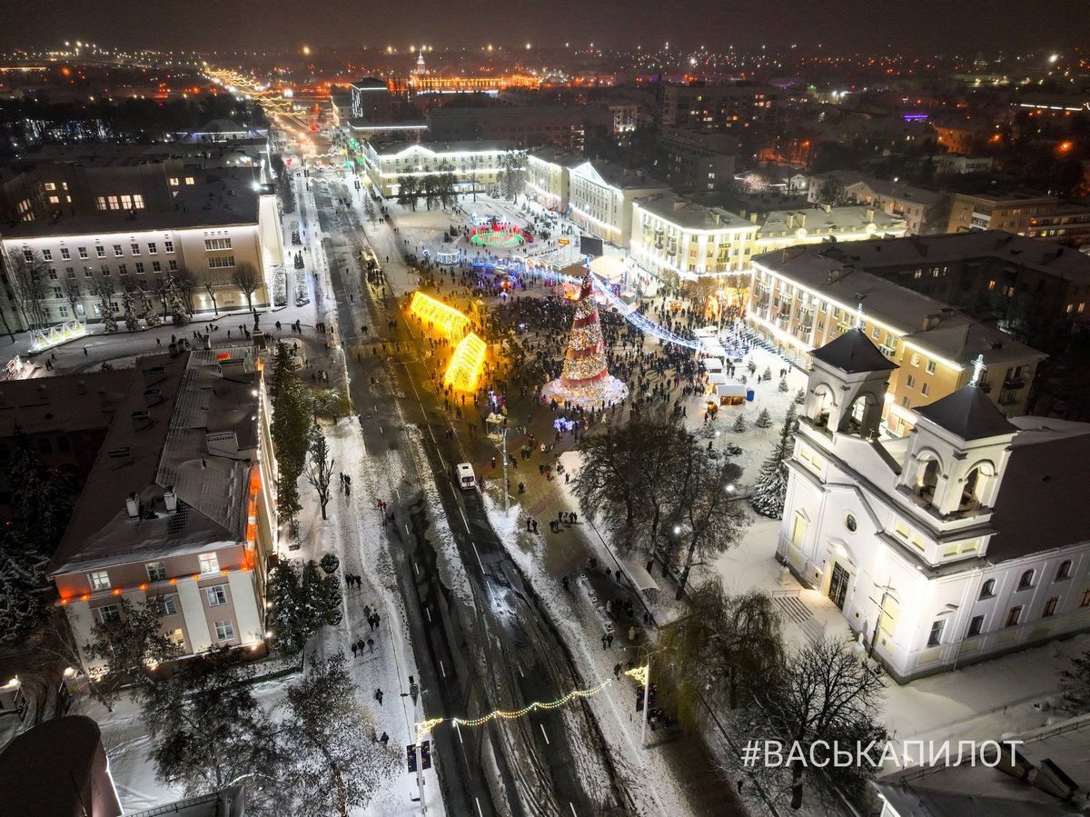 Главная ёлка Бреста и немного снежного города