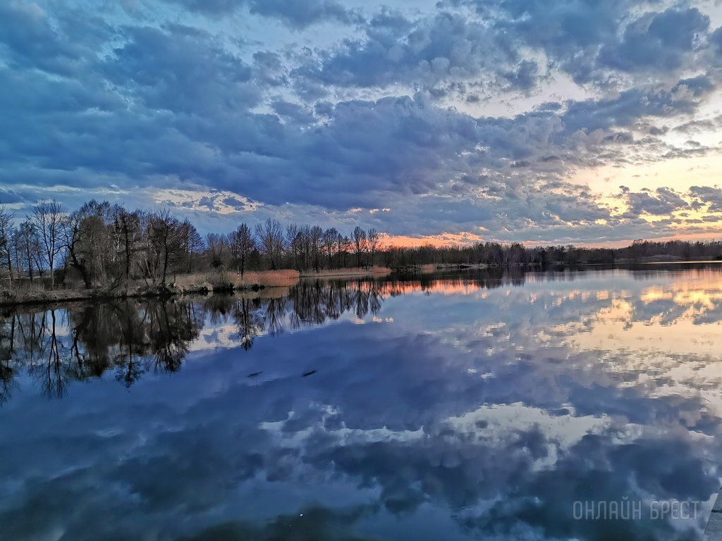 Читатель: Набережная Бреста. Фото сделаны вчера перед грозой