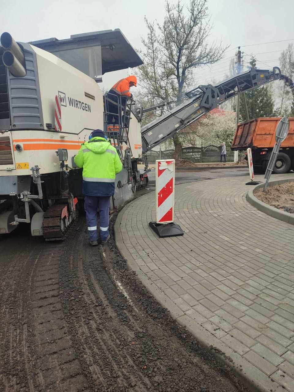 Специалисты КУП «Брестское ДЭП» ведут фрезерование улицы Свято-Афанасьевская (кольцо), готовя ее к сплошному асфальтированию