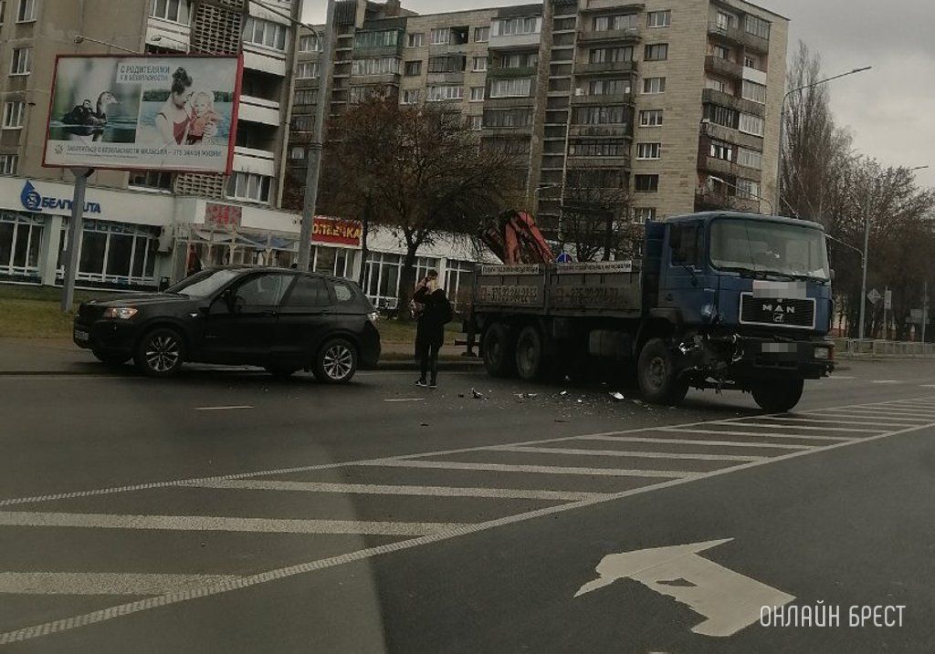 Очевидец: ДТП с участием грузовика произошло на Пионерской в Бресте