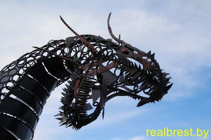 В Бресте экспозицию дракона перенесли на Набережную