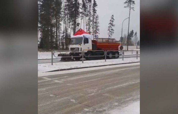 Посмотрите, какие Дед Мороз и Снегурочка чистят дороги в Островце (Гродненская область)