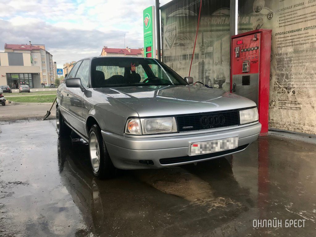 Читатель: Старая, но очень ухоженная Audi 80. Фото сделаны в Кобрине