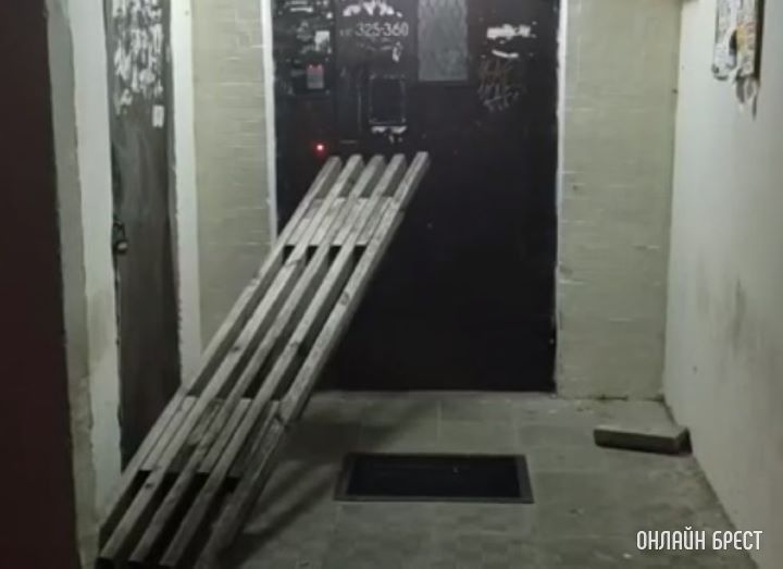Неизвестные подперли двери на Волгоградской в Бресте