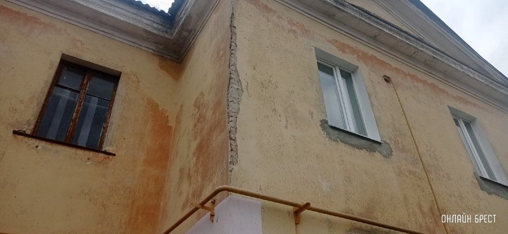 Читатель: В Бресте на улице Дубровская, 5/1, сыпется фасад дома