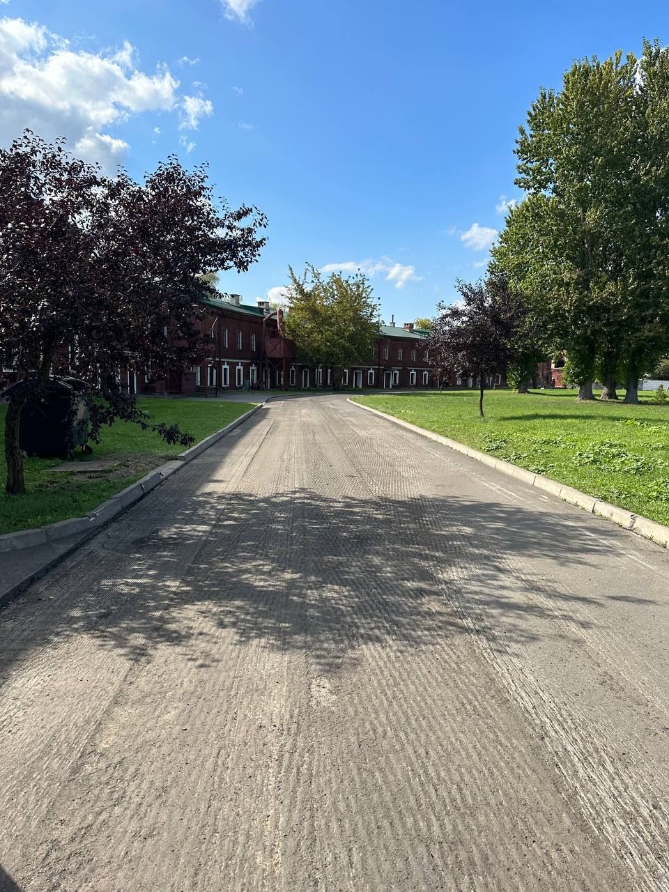 В мемориальном комплексе «Брестская крепость-герой» ведутся подготовительные работы для укладки нового асфальтного покрытия