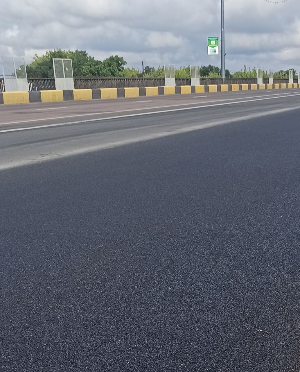 Специалисты КУП «Брестское ДЭП» выполнили асфальтирование крайней правой полосы путепровода по улице Ленина в Бресте