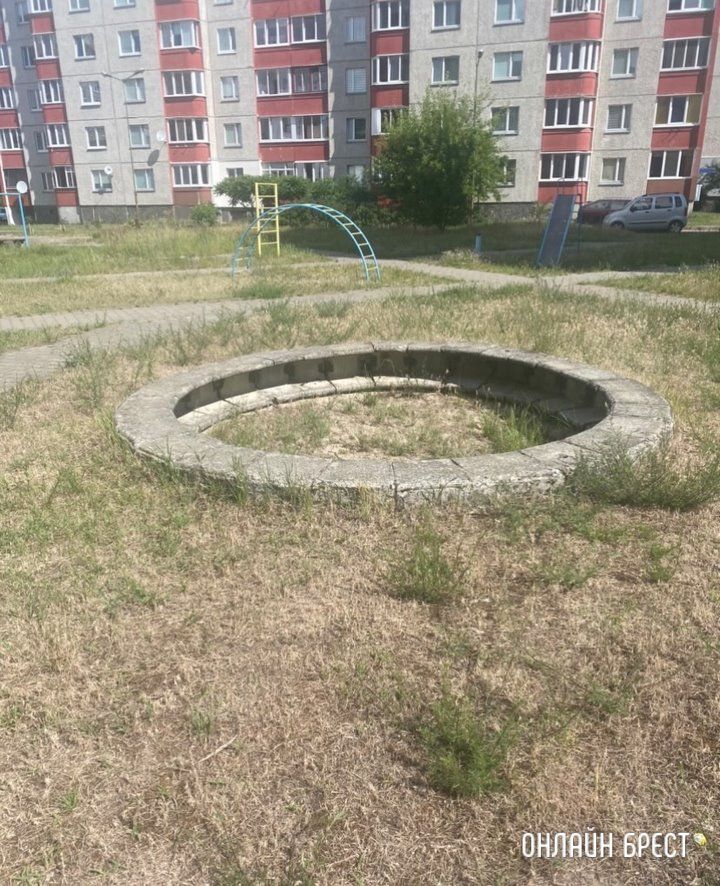 Читатель: Куда обратиться, чтобы обновили или доделали детскую площадку? Брест, Сябровская, 107